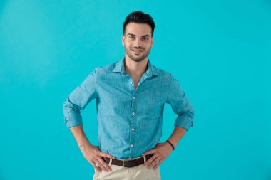 mavi gömlekli adam bel elleri ile ayakta