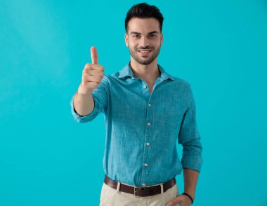 adam jest kadar bir başparmak ile ayakta