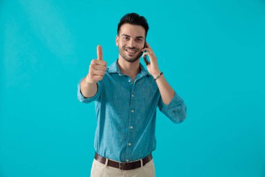 adam başparmak kadar jest ile telefonda konuşan