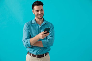 kolları ile adam telefona bakarak geçti