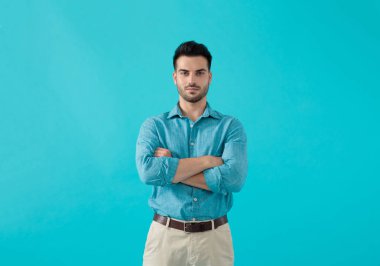 mavi gömlekli adam kolları çapraz ile ayakta