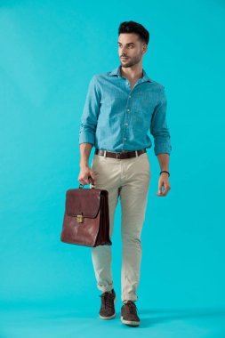 evrak çantası ile adam yürüyüş ve uzağa bakıyor