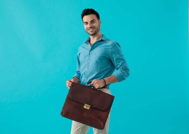 önünde evrak çantası olan adam mutlu geleceğe bakıyor