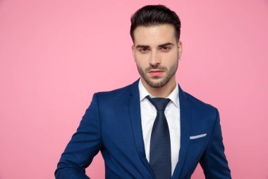 lacivert takım elbise giyen çekici genç adam yakın çekim