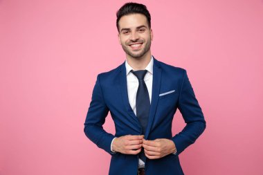 pembe arka plan üzerinde ceket düzenleme çekici genç adam