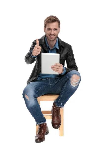 Uomo seduto con tablet e segno ok — Foto Stock