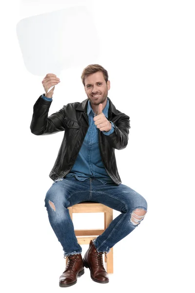 Sitzender Mann hält Sprechblase über Kopf mit Ok-Zeichen — Stockfoto