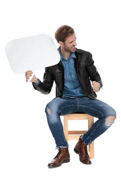 Siedzący człowiek trzyma bańka mowy z gestem zwycięstwa — Zdjęcie stockowe