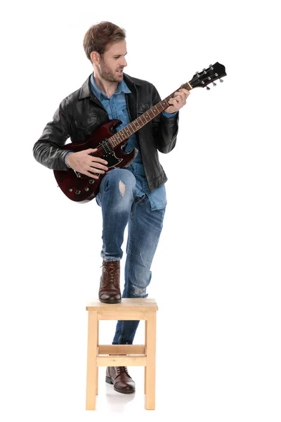 Человек, страстно играющий на гитаре — стоковое фото