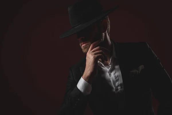 Attraente giovane uomo indossa smoking e cappello nero — Foto Stock