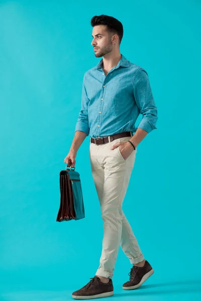 Homem com pasta andando com uma mão no bolso — Fotografia de Stock
