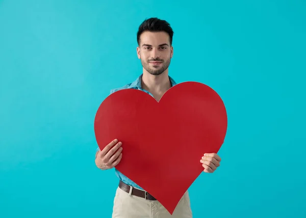 Uomo in piedi con grande cuore rosso — Foto Stock