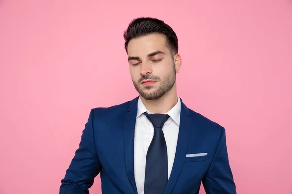 Schöner junger Mann steht auf rosa Hintergrund — Stockfoto