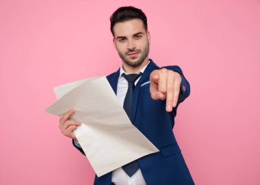 gazete tutan ve işaret parmağı çekici genç adam