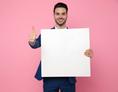 çekici adam başparmak kadar işaret yapma ve boş tahta tutarak