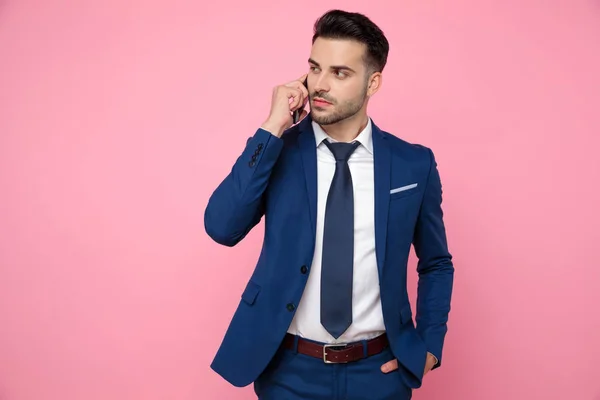 Inteligentny casual człowiek rozmawia na telefon na różowym tle — Zdjęcie stockowe