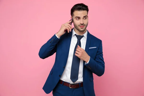 Smart Casual man het dragen van marineblauw pak en praten over de telefoon — Stockfoto