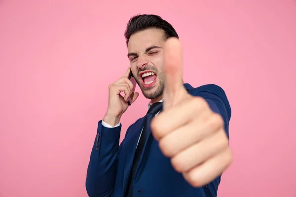Homem atraente falando ao telefone e fazendo polegares para cima sinal — Fotografia de Stock