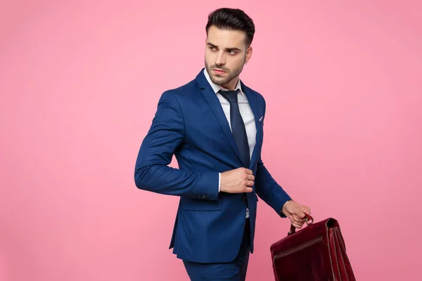 Handsome young man looking to side on pink background — Stock Photo, Image