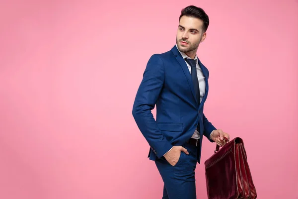 Seitenansicht attraktiver junger Mann mit Koffer — Stockfoto