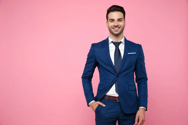 Bello giovane uomo che indossa tuta blu navy — Foto Stock