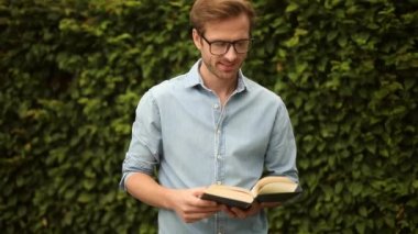 adam iyi bir kitap okuma yeni şeyler öğrenme hakkında tezahürat olduğunu