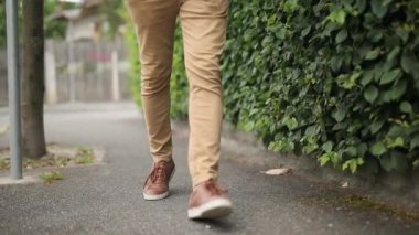 genç rahat adam cepleri ve gülümsüyor elleri ile yürümeye başlar