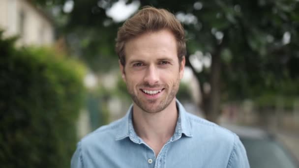 Face Young Happy Casual Man Smiling Standing Starts Walk Always — Stock Video