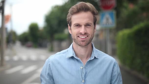 Caméra Rapprochant Jeune Homme Debout Avec Grand Sourire Sur Visage — Video