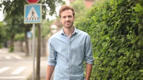 Happy Casual Man Wandelingen Toont Lege Toespraak Bubbleand Maakt Teken — Stockvideo