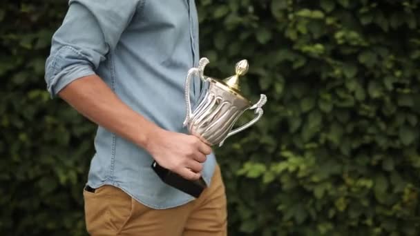 Odřezný Rám Příležitostného Muže Který Kráčel Šálkem Trofejí — Stock video