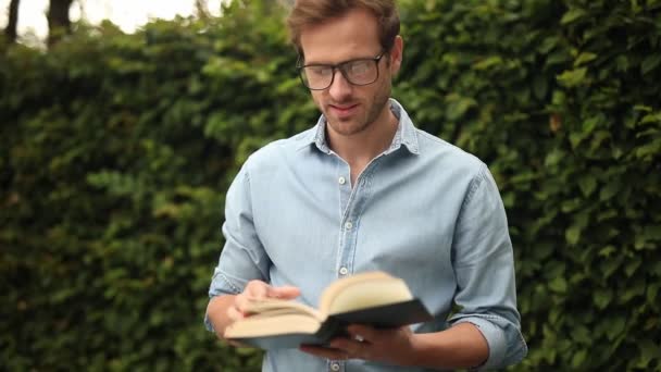 Joven Hombre Inteligente Casual Leer Pasar Páginas Libro — Vídeo de stock