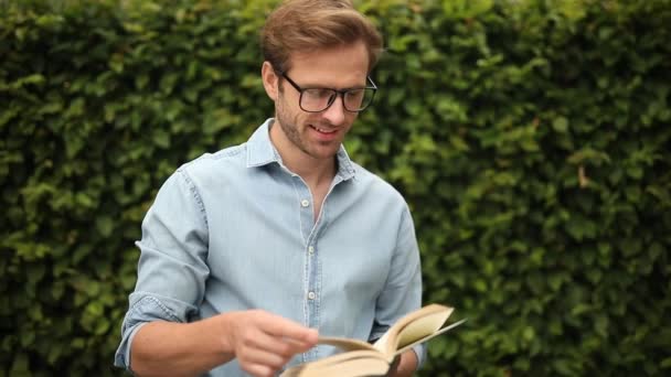 Νέος Casual Έξυπνος Άνθρωπος Ανάγνωση Μετατρέποντας Σελίδες Ενός Βιβλίου Και — Αρχείο Βίντεο