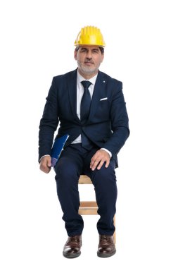 bir pano bir yan tutan güvenlik kask ile işadamı