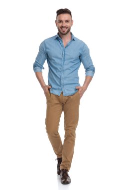 ceplerinde elleri ile yürüyen rahat adam mutlu