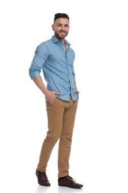 cepleri neşeli elleri ile yürüyen rahat adam