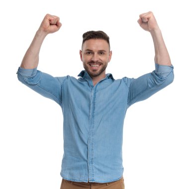 rahat adam mutlu elleri ile ayakta