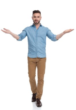 güzel beyefendi yürüyüş ve iki eliyle kibar selamlama