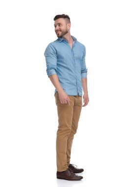 rahat adam omzundan mutlu geriye bakıyor