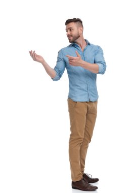 elleri havaya kaldırılmış casal adam omzundan geriye bakarak ilgi