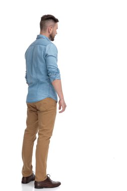 rahat adam ayakta ve uzak pensive bakıyor