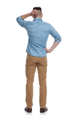 bir sorunun önünde duran rahat adam