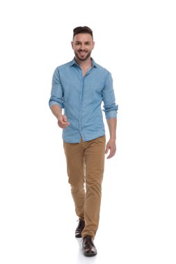 rahat adam mutlu kaldırdı el ile yürüme