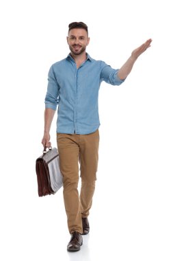 evrak çantası yürüyüş ve mutlu sunan rahat adam