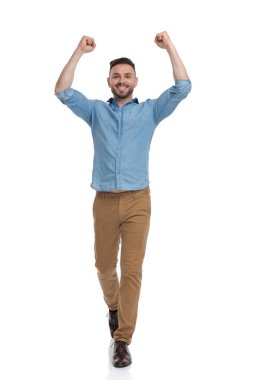 havada muzaffer elleri ile yürüyen rahat adam