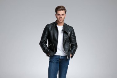 ceplerinde elleri ile duran ve ileriye bakan rahat adam