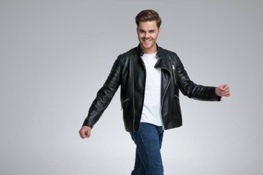 kaygısız bir ruh hali ile duran rahat adam