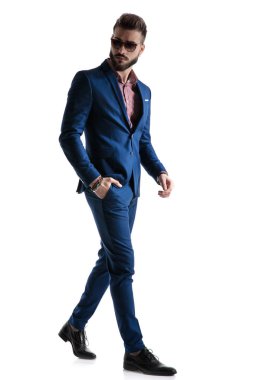 omzundan bakan resmi işadamı dikkati dağıldı