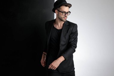 siyah şapka ve güneş gözlüğü giyen düşünceli akıllı rahat adam