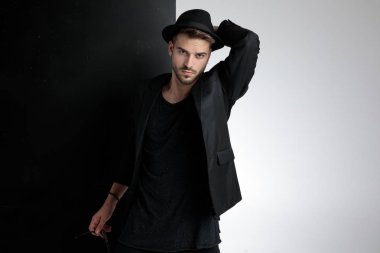 kendinden emin akıllı rahat adam kafa ele tutuşuyor